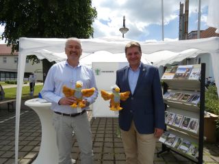 Landrat Bernd Woide Und Brgermeister Markus Rder Mit Maskottchen Freddy